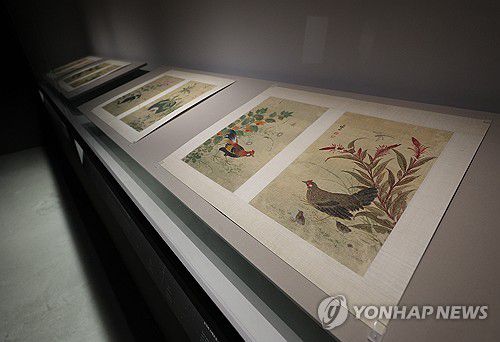 대구간송미술관 첫 기획전 '화조미감'…수리·복원된 '화훼영모화첩' 공개(대구=연합뉴스) 윤관식 기자 = 9일 대구 수성구 대구간송미술관에서 진행된 첫 기획전인 '화조미감' 전시실에 겸재 정선의 화훼영모화첩이 전시돼 있다.     화훼영모화첩은 뱅크오브아메리카 예술 작품 보존 프로젝트를 통해 수리·복원된 후 최초 공개됐다. 2025.6.9 psik@yna.co.kr