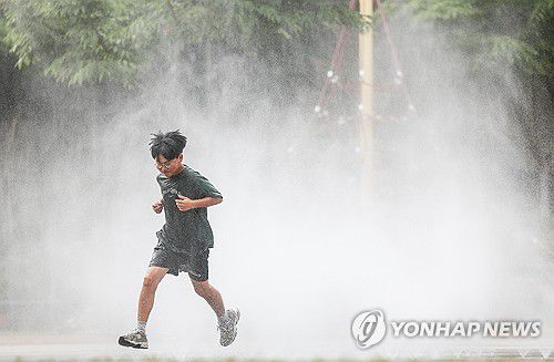 초여름 더위에 '깜짝'(대구=연합뉴스) 윤관식 기자 = 초여름 더위가 찾아온 9일 대구 서구 꼼지락공원 바닥분수에서 학생들이 물놀이하며 더위를 식히고 있다. 2025.6.9 psik@yna.co.kr