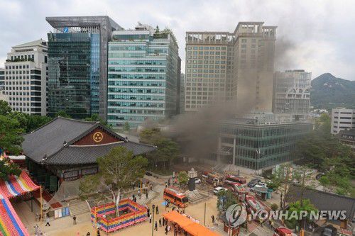 조계사 옆 불교중앙박물관서 치솟는 연기(서울=연합뉴스) 최재구 기자 = 10일 서울 종로구 조계사 옆 불교중앙박물관에서 화재가 발생해 연기가 치솟고 있다. 2025.6.10 jjaeck9@yna.co.kr