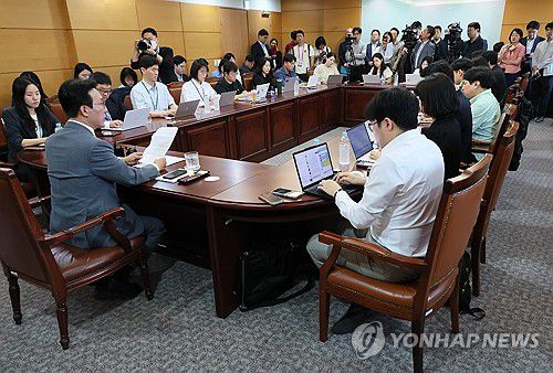 김민석 총리 후보자 기자간담회(서울=연합뉴스) 이정훈 기자 = 김민석 국무총리 후보자가 10일 서울 종로구 통의동 청문회 준비단 사무실에서 기자간담회를 하고 있다. 2025.6.10 uwg806@yna.co.kr