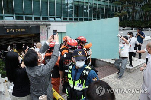 옮겨지는 불교 문화재(서울=연합뉴스) 김성민 기자 = 10일 서울 종로구 소재 조계종 국제회의장에서 화재가 발생해 관계자들이 문화재를 옮기고 있다. 2025.6.10 ksm7976@yna.co.kr