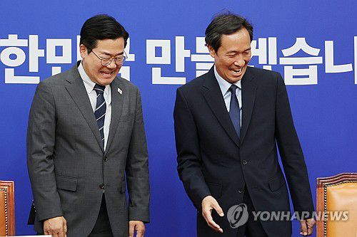 박찬대 대표 직무대행 예방한 우상호 정무수석(서울=연합뉴스) 김주성 기자 = 더불어민주당 박찬대 대표 직무대행 겸 원내대표가 10일 서울 여의도 국회에서 우상호 대통령실 정무수석을 접견하고 있다. 2025.6.10 utzza@yna.co.kr
