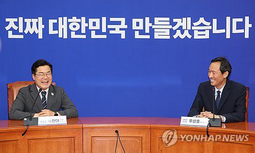 박찬대 대표 직무대행 예방한 우상호 정무수석(서울=연합뉴스) 김주성 기자 = 더불어민주당 박찬대 대표 직무대행 겸 원내대표와 우상호 대통령실 정무수석(오른쪽)이 10일 서울 여의도 국회에서 만나 대화하고 있다. 2025.6.10 utzza@yna.co.kr