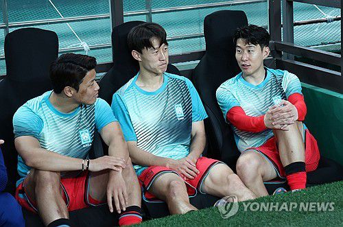 대화하는 손흥민-이재성-황희찬(서울=연합뉴스) 김인철 기자 = 10일 서울월드컵경기장에서 열린 2026 북중미 월드컵 아시아 3차 예선 최종전 한국과 쿠웨이트의 경기에 앞서 손흥민, 이재성, 황희찬이 대화하고 있다. 2025.6.10 yatoya@yna.co.kr