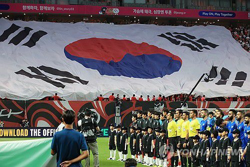 서울월드컵경기장 대형 태극기(서울=연합뉴스) 최재구 기자 = 10일 서울월드컵경기장에서 열린 2026 북중미 월드컵 아시아 3차 예선 최종전 한국과 쿠웨이트의 경기.     붉은 악마 응원단이 대형 태극기를 펼치고 있다. 2025.6.10 jjaeck9@yna.co.kr