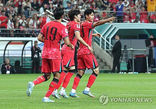 기뻐하는 전진우(서울=연합뉴스) 김성민 기자 = 10일 서울월드컵경기장에서 열린 2026 북중미 월드컵 아시아 3차 예선 최종전 한국과 쿠웨이트의 경기.     전진우가 상대 자책골을 유도한 뒤 기뻐하고 있다. 2025.6.10 ksm7976@yna.co.kr