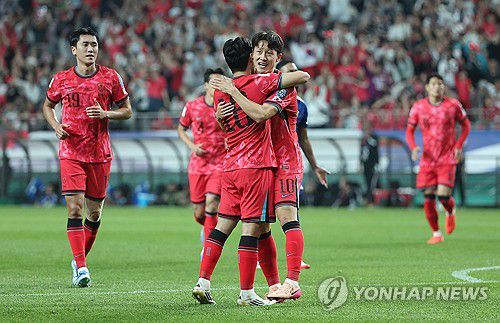 네 번째 골의 주인공 이재성(서울=연합뉴스) 김성민 기자 = 10일 서울월드컵경기장에서 열린 2026 북중미 월드컵 아시아 3차 예선 최종전 한국과 쿠웨이트의 경기. 한국 이재성이 골을 넣고 기뻐하고 있다. 2025.6.10 ksm7976@yna.co.kr