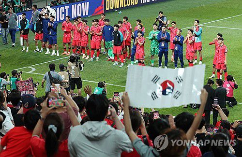 '유종의 미' 거둔 한국 축구 대표팀(서울=연합뉴스) 최재구 기자 = 한국 축구 국가대표팀 선수들이 10일 서울월드컵경기장에서 열린 11회 연속 월드컵 본선 진출 축하 행사에서 관중들을 향해 손을 흔들고 있다. 2025.6.10 jjaeck9@yna.co.kr