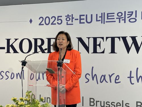 기조연설하는 '韓입양인' 유럽의회 의원(브뤼셀=연합뉴스) 정빛나 특파원 = 한국인 입양아 출신인 스웨덴 국적의 예시카 폴피에르드 유럽의회 의원이 10일(현지시간) 벨기에 브뤼셀에서 열린 '한-EU 네트워킹 데이'에서 기조연설을 하고 있다. 2025.6.10 shine@yna.co.kr