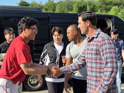 SSG퓨처스필드를 찾은 MLB 전설(인천=연합뉴스) 하남직 기자 = 해멀스(오른쪽)와 벨트레(왼쪽 두 번째)가 11일 인천 강화군 SSG퓨처스필드를 찾아 박정권 SSG 퓨처스팀 감독과 인사하고 있다.
