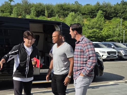 SSG퓨처스필드에서 만난 MLB 텍사스 전설들(인천=연합뉴스) 하남직 기자 = 해멀스(오른쪽)와 벨트레(가운데 두 번째)가 11일 인천 강화군 SSG퓨처스필드를 찾아 추신수 SSG 구단주 보좌역의 안내를 받고 있다.