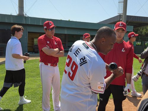 벨트레의 타격 레슨(인천=연합뉴스) 하남직 기자 = 11일 인천 강화군 SSG퓨처스필드를 찾은 미국 메이저리그 전설적인 스타 벨트레(가운데)가 이승민에게 조언을 하고 있다. 왼쪽 두 번째는 박정권 SSG 2군 감독.