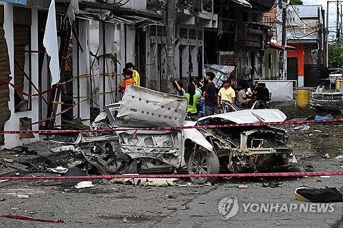 10일(현지시간) 콜롬비아 코린토 시청사 앞 폭발 잔해[코린토 AFP=연합뉴스. 재판매 및 DB 금지]