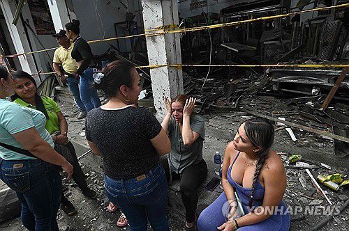 '폭탄 테러' 눈물 훔치는 콜롬비아 주민[코린토 AFP=연합뉴스. 재판매 및 DB 금지]