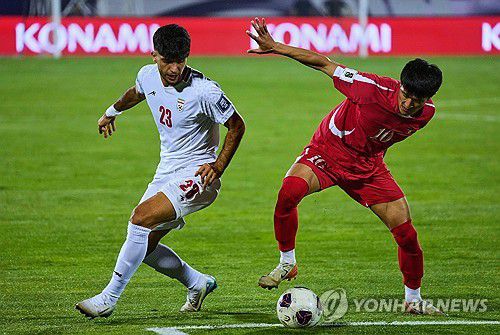 북한(북은 유니폼)과 이란의 경기 장면.[AP=연합뉴스]
