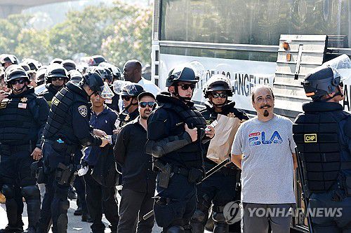LA 시위 현장에서 체포되는 시위자들[AFP=연합뉴스 자료사진. 재판매 및 DB 금지]