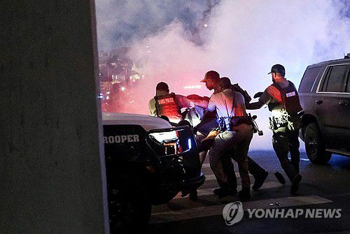 지난 9일 텍사스 오스틴에서 시위대 진압하는 경찰[로이터=연합뉴스. 재판매 및 DB 금지]