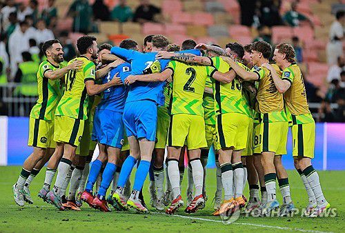 북중미 월드컵 본선 진출 확정 후 기쁨을 나누는 호주 선수들.[로이터=연합뉴스]