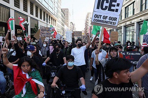 10일 LA 다운타운에서 불법이민단속에 반대하는 시위대[로이터=연합뉴스. 재판매 및 DB 금지]