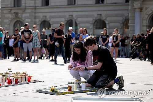 그라츠의 광장에서 희생자 추모하는 시민들[로이터 연합뉴스. 재판매 및 DB 금지]