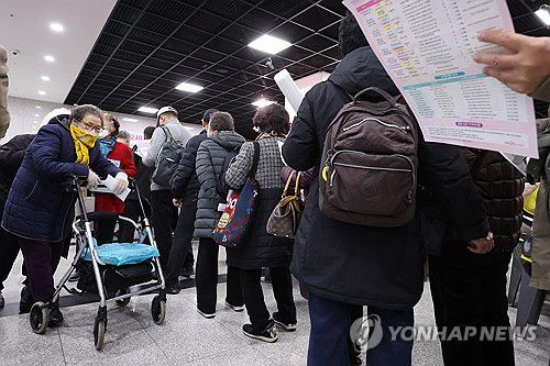 북적이는 노인 일자리 박람회[연합뉴스 자료사진]