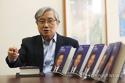 인사말하는 김성재 김대중도서관후원회장(서울=연합뉴스) 강민지 기자 = 김성재 연세대 김대중도서관후원회장이 13일 오후 서울 마포구 연세대학교 신촌캠퍼스김대중도서관에서 열린 '김대중 육성 회고록' 출간 기념 기자간담회에서 인사말을 하고 있다. 2024.8.13 mjkang@yna.co.kr