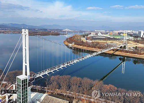 '춘천사이로 248' 건너는 시민들[연합뉴스 자료사진]