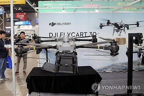 DJI 드론(고양=연합뉴스) 김병만 기자 = 지난 4월 22일 경기도 고양시 킨텍스에서 열린 '2025 국제물류산업대전'에서 DJI가 드론 딜리버리를 선보이고 있다. 2025.4.22 kimb01@yna.co.kr