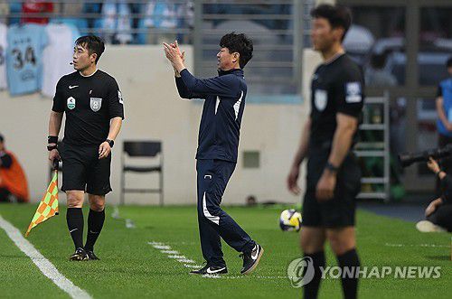 김병수 감독, 작전 지시(대구=연합뉴스) 김현태 기자 = 1일 오후 DGB대구은행파크에서 열린 하나은행 K리그1 2025 대구FC와 광주FC 경기. 대구FC 김병수 감독이 작전 지시를 하고 있다. 2025.6.1 mtkht@yna.co.kr