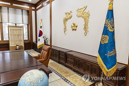 청와대 대통령 집무실 찾은 시민들(서울=연합뉴스) 황광모 기자 = 5일 서울 종로구 청와대 본관 내부 대통령 집무실 모습. 이 공간은 노태우 전 대통령부터 문재인 전 대통령 시절까지 대통령이 사용한 공간이다. 이재명 대통령이 집무실을 청와대로 이전할 방침인 것이 알려지자 이날 청와대 관람객은 주말 관람객 수에 육박할 정도로 많았다. 2025.6.5 hkmpooh@yna.co.kr