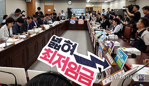 최저임금위 4차 전원회의(세종=연합뉴스) 배재만 기자 = 10일 정부세종청사에서 내년도 최저임금을 결정할 최저임금위원회 4차 전원회의가 열리고 있다. 2025.6.10 scoop@yna.co.kr