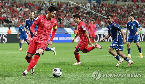 손흥민의 드리블(서울=연합뉴스) 김인철 기자 = 10일 서울월드컵경기장에서 열린 2026 북중미 월드컵 아시아 3차 예선 최종전 한국과 쿠웨이트의 경기. 한국 손흥민이 드리블을 하고 있다. 2025.6.10 yatoya@yna.co.kr