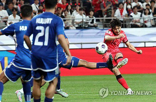 슛하는 이강인(서울=연합뉴스) 김인철 기자 = 10일 서울월드컵경기장에서 열린 2026 북중미 월드컵 아시아 3차 예선 최종전 한국과 쿠웨이트의 경기. 이강인이 슛을 하고 있다. 2025.6.10 yatoya@yna.co.kr