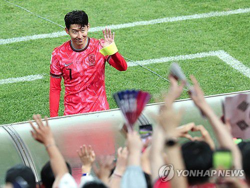 환호받는 주장 손흥민(서울=연합뉴스) 최재구 기자 = 한국 축구 국가대표팀 주장 손흥민이 10일 서울월드컵경기장에서 열린 쿠웨이트와의 2026 북중미 월드컵 아시아 3차 예선 최종전에서 4대0 대승을 거둔 뒤 관중들을 향해 인사하고 있다. 2025.6.10 jjaeck9@yna.co.kr