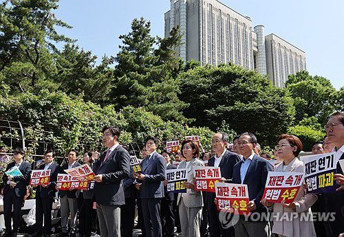 발언하는 권성동 원내대표(서울=연합뉴스) 박동주 기자 = 국민의힘 권성동 원내대표가 11일 이재명 대통령의 공직선거법 위반 사건의 파기환송심을 사실상 무기한 연기한 서울고등법원 앞에서 열린 현장 의원총회에서 발언하고 있다. 2025.6.11 pdj6635@yna.co.kr