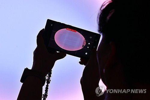 빛의 예술(서울=연합뉴스) 진연수 기자 = 11일 서울 용산구 페이스갤러리에서 열린 설치미술가 제임스 터렐의 개인전 '더 리턴(The Return)'에서 참석자들이 전시를 둘러보고 있다. 2025.6.11 jin90@yna.co.kr