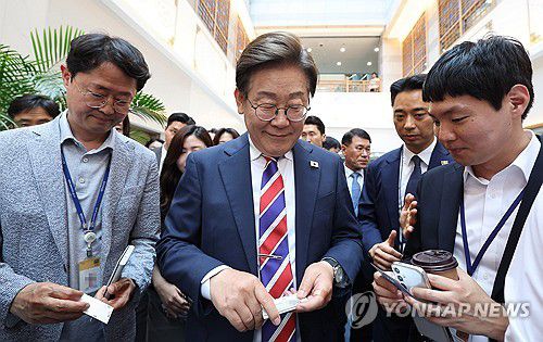 이재명 대통령과 출입기자들(서울=연합뉴스) 한상균 기자 = 이재명 대통령이 11일 서울 용산 대통령실 기자식당에서 출입기자들과 점심식사 후 명함을 받고 있다. 2025.6.11 xyz@yna.co.kr