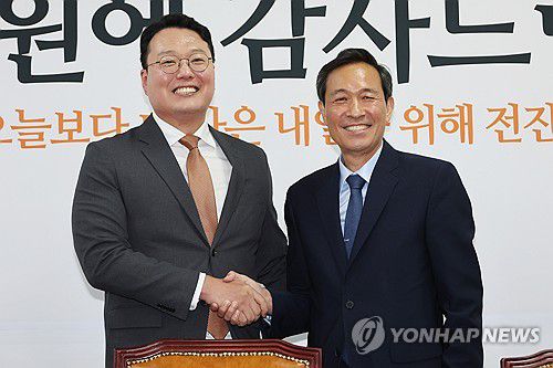 우상호 정무수석 접견하는 천하람 권한대행(서울=연합뉴스) 김주성 기자 = 개혁신당 천하람 당 대표 권한대행 겸 원내대표가 11일 서울 여의도 국회에서 우상호 대통령실 정무수석을 접견하고 있다. 2025.6.11 utzza@yna.co.kr
