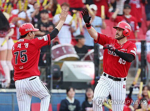 위즈덤의 홈런 하이 파이브(광주=연합뉴스) 조남수 기자 = 11일 광주기아챔피언스필드에서 열린 프로야구 삼성 라이온즈와 KIA 타이거즈의 경기. KIA 위즈덤이 2회말에 솔로홈런을 때리고 3루를 돌며 조재영 코치와 하이 파이브 하고 있다. 2025.6.11 iso64@yna.co.kr