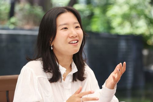칸영화제 학생 영화 부문 1등 허가영 감독(서울=연합뉴스) 강민지 기자 = '제78회 칸국제영화제'에서 학생 영화 부문 1등상을 수상한 허가영 감독이 지난 11일 서울 종로구 연합뉴스 사옥에서 진행된 인터뷰에 앞서 포즈를 취하고 있다. 2025.6.12 mjkang@yna.co.kr