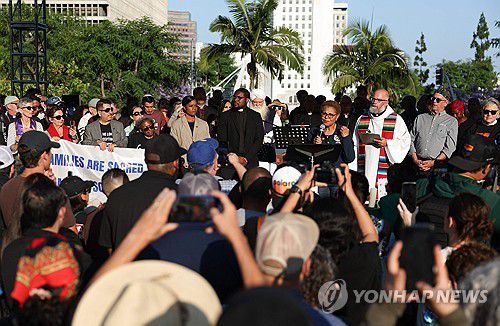 LA 시위대 앞에서 연설하는 카렌 배스 시장[AFP=연합뉴스]