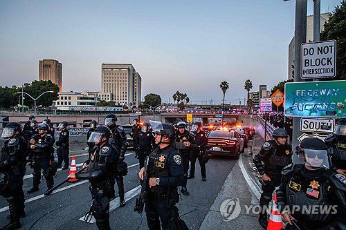 지난 10일 저녁 캘리포니아 고속도로 순찰대가 통행금지령이 내려진 도심 고속도로 일대를 지키는 모습[로스앤젤레스 AFP=연합뉴스. 재판매 및 DB 금지]