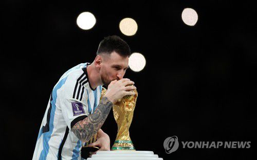 2022 카타르 월드컵 트로피에 입 맞추던 리오넬 메시.[EPA=연합뉴스 자료사진]