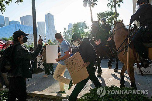 11일 LA 도심에서 시위대를 해산시키려는 경찰[AFP=연합뉴스. 재판매 및 DB 금지]