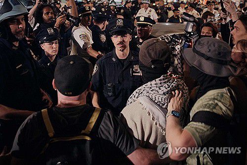 11일 뉴욕에서 시위대와 경찰이 충돌하는 모습[AFP=연합뉴스. 재판매 및 DB 금지]