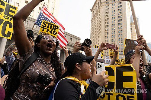 지난 10일 뉴욕에서 열린 불법이민단속 반대 시위[뉴욕 UPI=연합뉴스. 재판매 및 DB 금지]