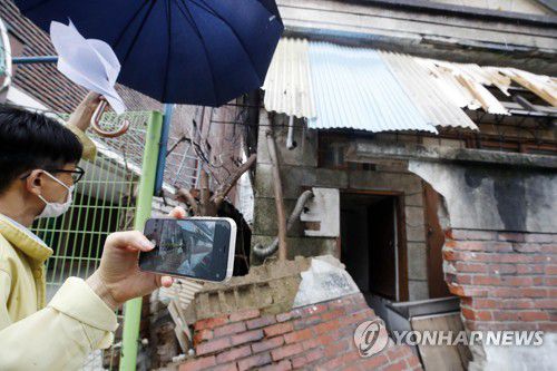 장마철 빈집 안전점검[광주 북구청 제공. 재판매 및 DB 금지] pch80@yna.co.kr
