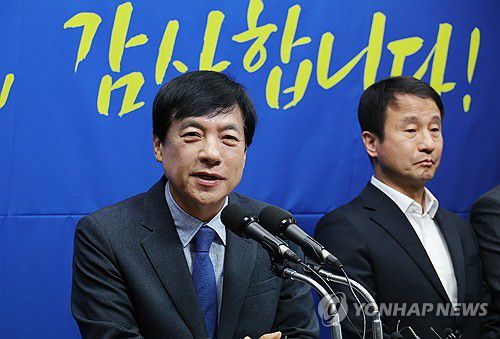 발언하는 민주당 이성윤 의원(전주=연합뉴스) 임채두 기자 = 더불어민주당 이성윤 의원이 7일 전북특별자치도의회에서 열린 '전북 국회의원 합동 기자회견'에서 발언하고 있다. 2025.4.7 doo@yna.co.kr