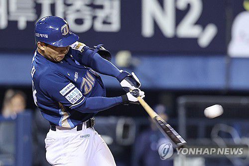NC, 김휘집 적시타로 1점 추가(서울=연합뉴스) 서대연 기자 = 22일 서울 잠실야구장에서 열린 프로야구 2025 신한 SOL 뱅크 KBO리그 NC 다이노스와 LG 트윈스의 경기.     10회초 1사 2루 NC 김휘집이 1타점 적시타를 치고 있다. 2025.4.22 dwise@yna.co.kr