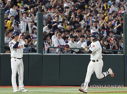 롯데 손호영 추격의 2점포(부산=연합뉴스) 강선배 기자 = 20일 부산 사직야구장에서 열린 프로야구 2025 신한 SOL 뱅크 KBO리그 LG 트윈스와 롯데 자이언츠의 경기. 3회 말 1사 1루에서 롯데 손호영이 좌측 펜스를 넘어가는 2점 홈런을 치고 3루 베이스를 돌고 있다. 2025.5.20 sbkang@yna.co.kr